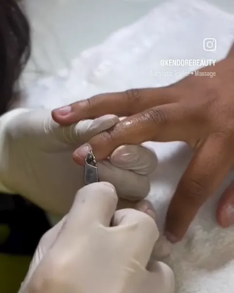 Close de profissional com luvas trabalhando as unhas de uma cliente